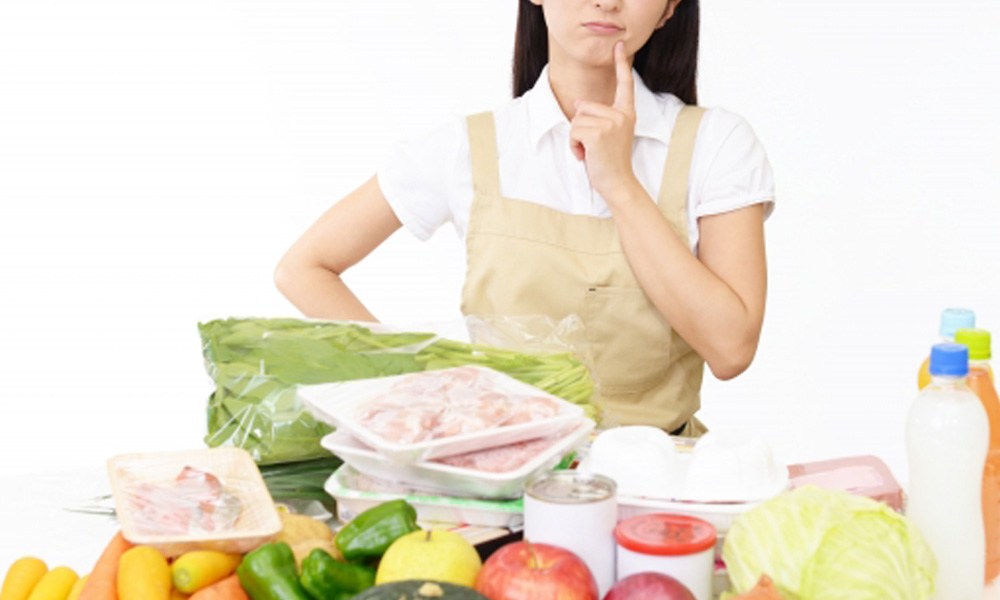 栄養を考えて少し不安そうなママのイラスト