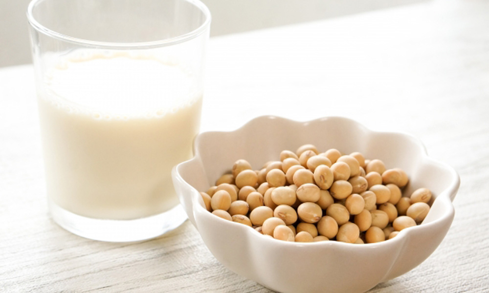 大豆と豆乳が食卓に並んでいるイメージ