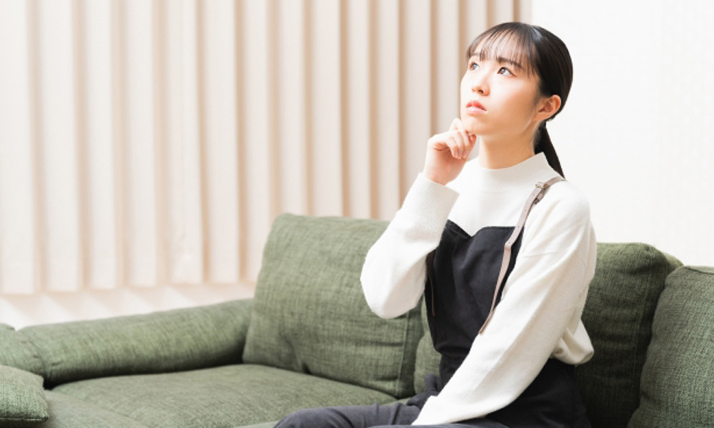 アレルギー検査の結果を見て、どうしたらいいか悩んでいる母親のイメージ