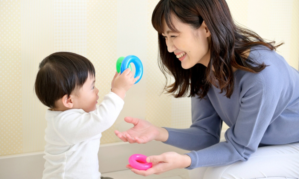 赤ちゃんと母親が健康的に遊ぶイメージ