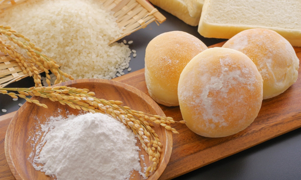 米粉を使ったパンが並んでいる食卓のイメージ