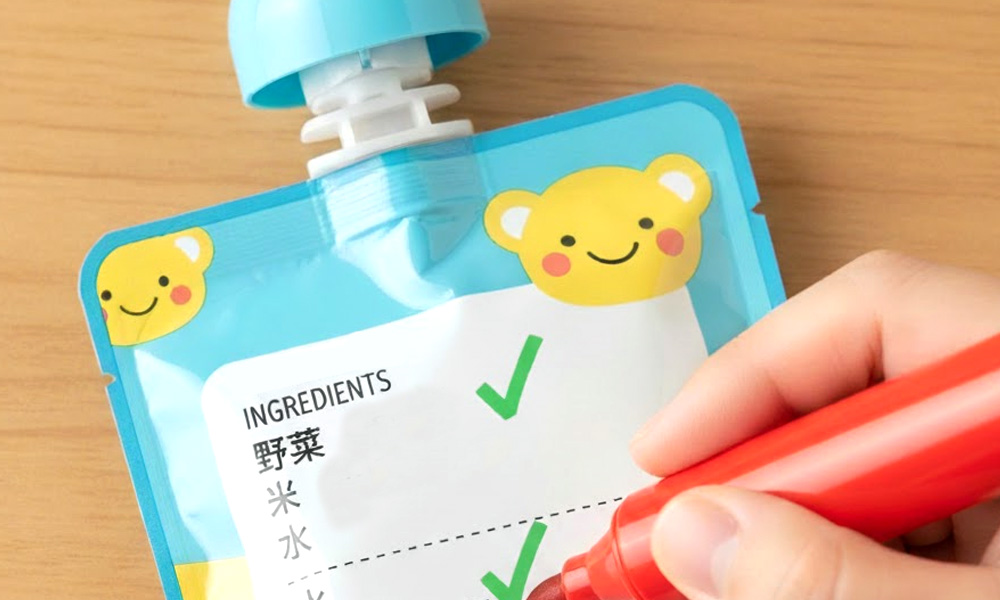 ベビーフードの原材料表示にチェックマークをつけるイラスト