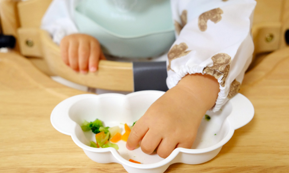 手づかみ食べをすることで、子どもの脳が活発に動いている様子のイメージイラスト