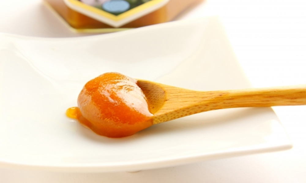 マヌカハニーがお皿の上にのっているイメージ