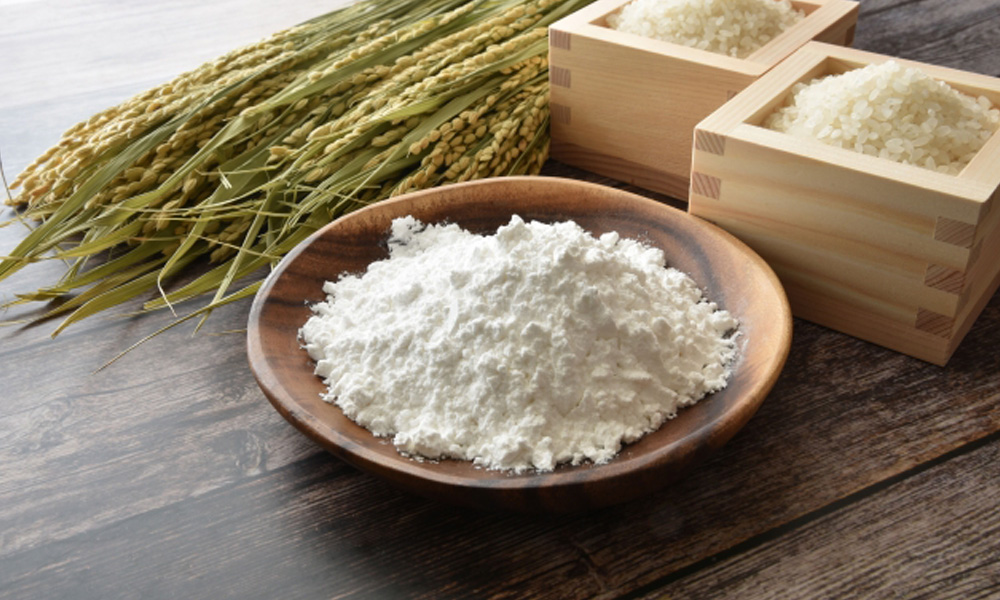 お米と米粉と稲がテーブルに並んでいるイメージ