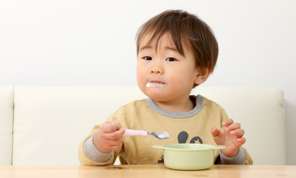 ヨーグルトを食べる子供のイメージ