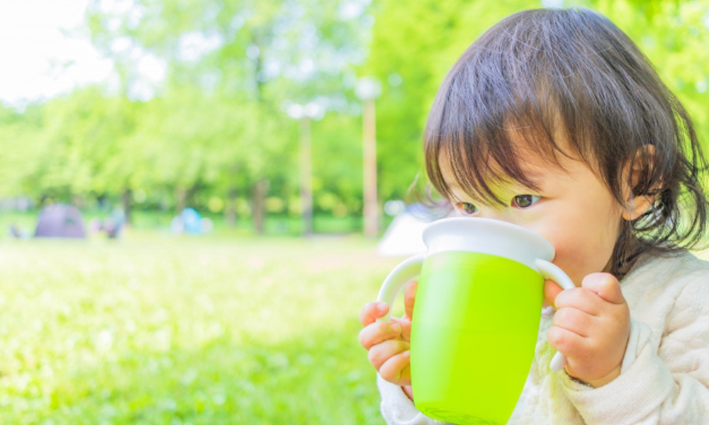 麦茶を飲む赤ちゃんのイメージ