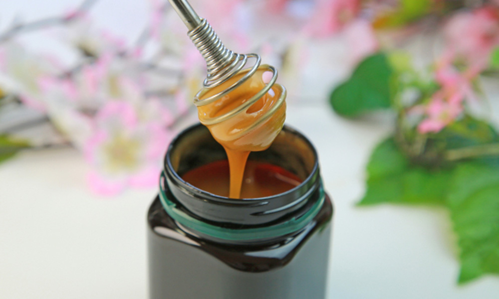 マヌカハニーをスプーンで適量すくっているイメージ