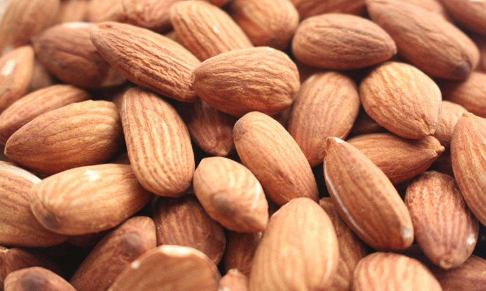 栄養たっぷりのアーモンドが大量に並んでいるイメージ