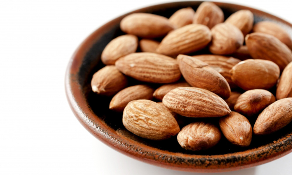 お皿の上に盛り付けられた素焼きアーモンドのイメージ