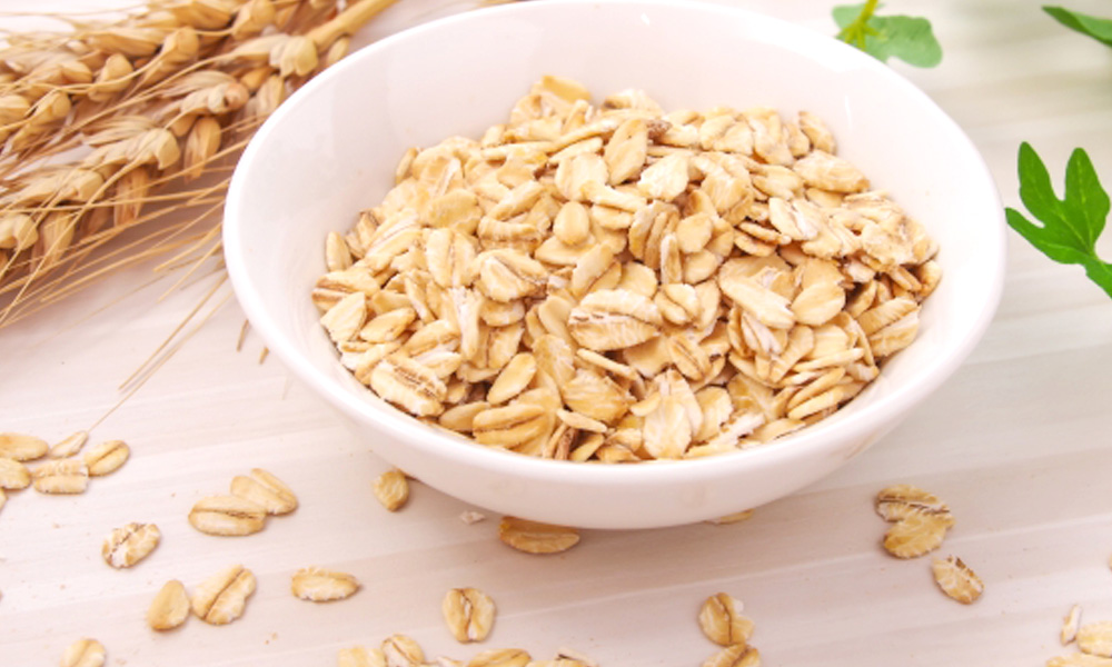 お皿の上に盛り付けられたオートミールのイメージ