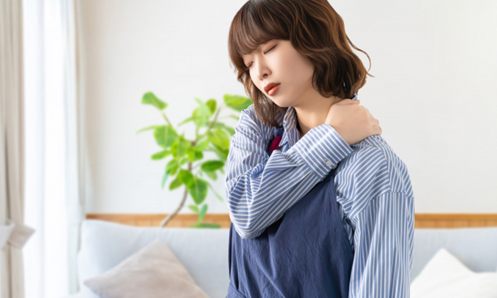 育児と料理に忙しく、疲れた体をほぐす女性のイメージ