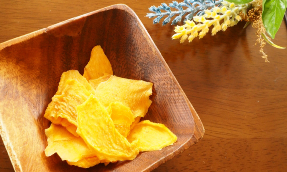 お皿の上ドライマンゴーが盛り付けられた健康的な食卓のイメージ