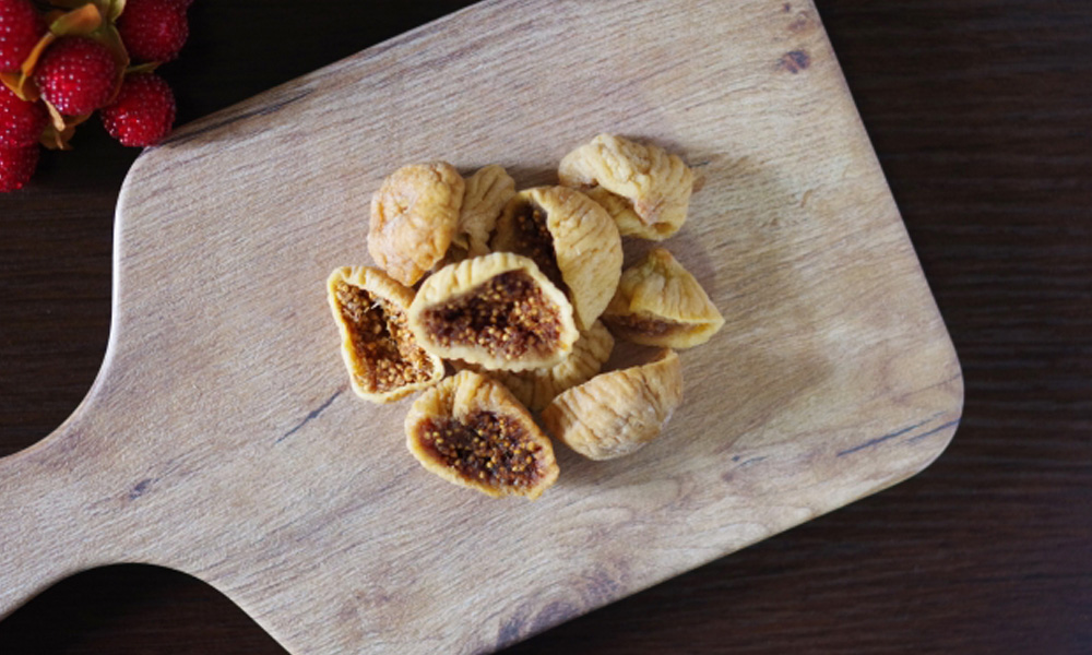ドライイチジクが木製のカッティングボードに盛り付けられたイメージ