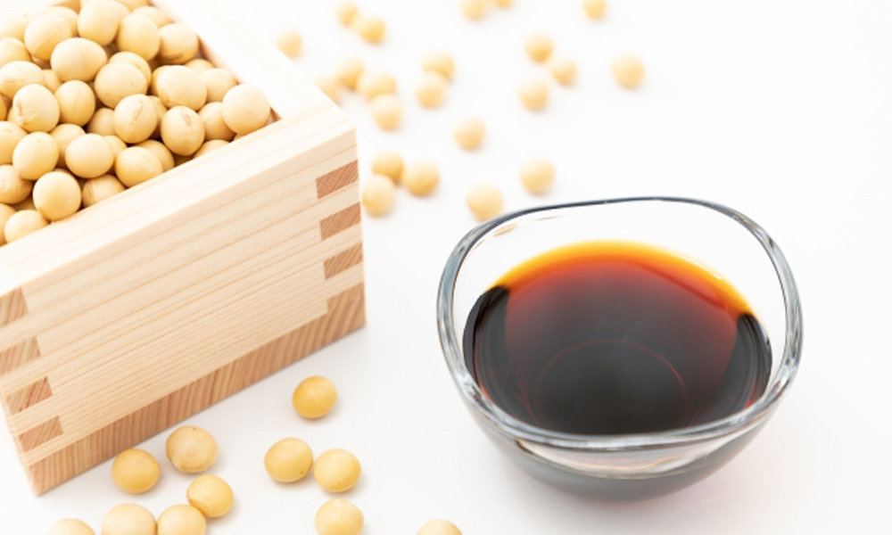 たっぷりの大豆と醤油のイメージ