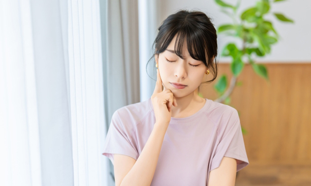 健康や美容、ダイエットについて考える女性のイメージ