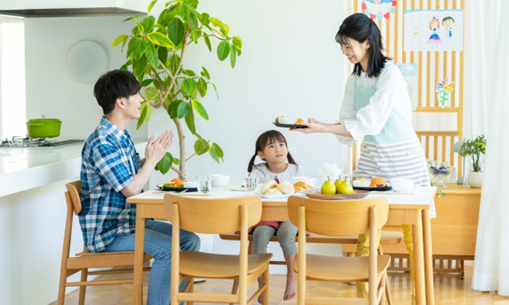 ダイニングで楽しそうに食事をする家族のイメージ