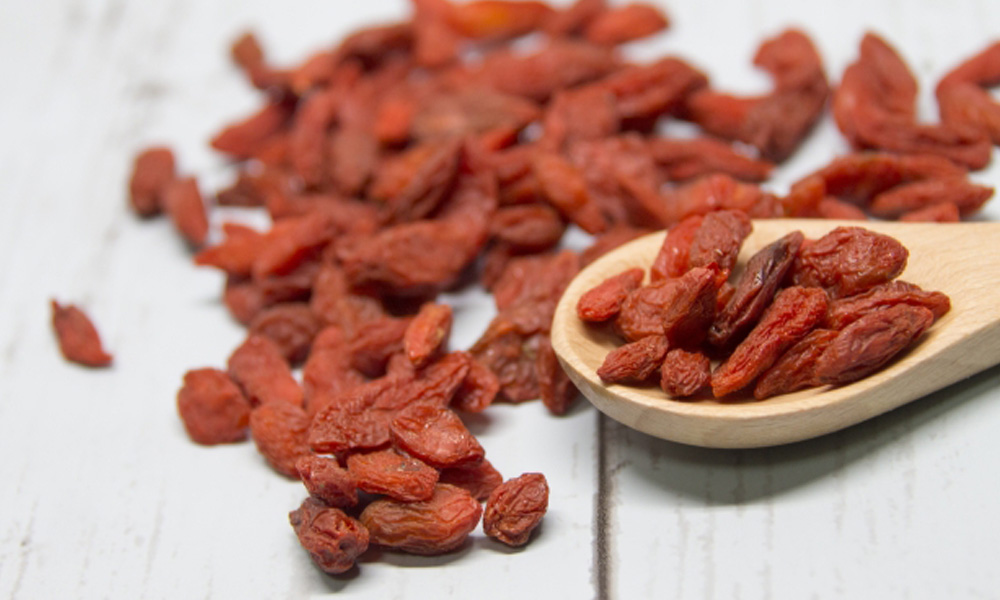 クコの実（ゴジベリー）がテーブルいっぱいに盛り付けられたイメージ