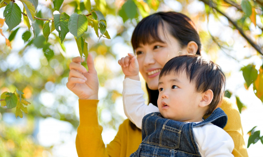 子供と母親が楽しく散歩しているイメージ
