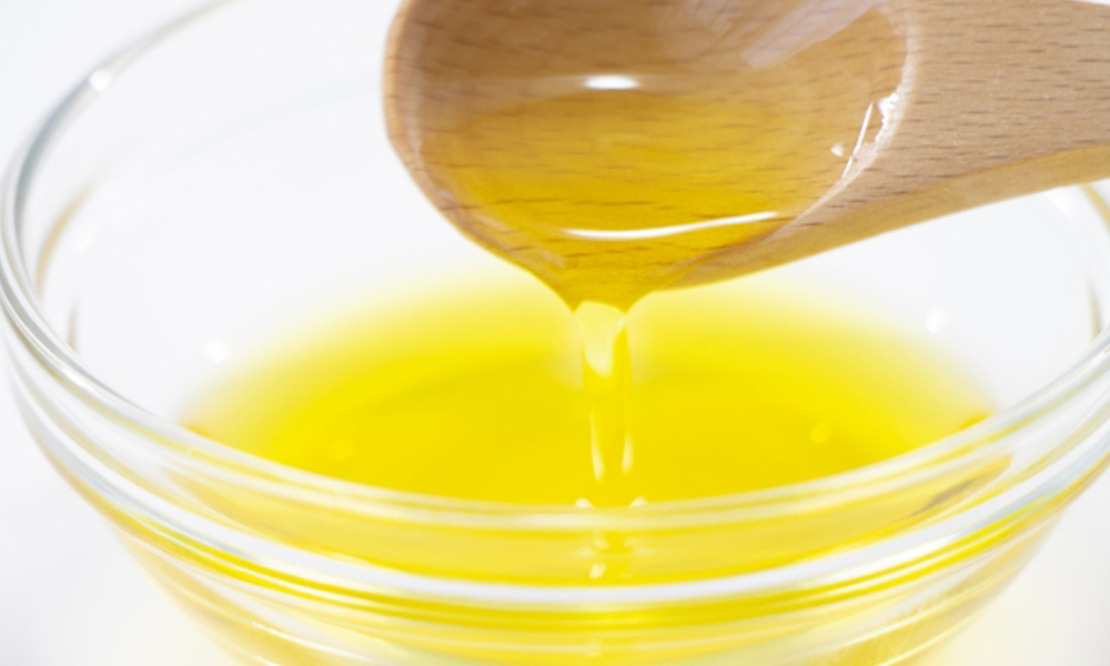 亜麻仁油（アマニオイル）をスプーンですくっているイメージ