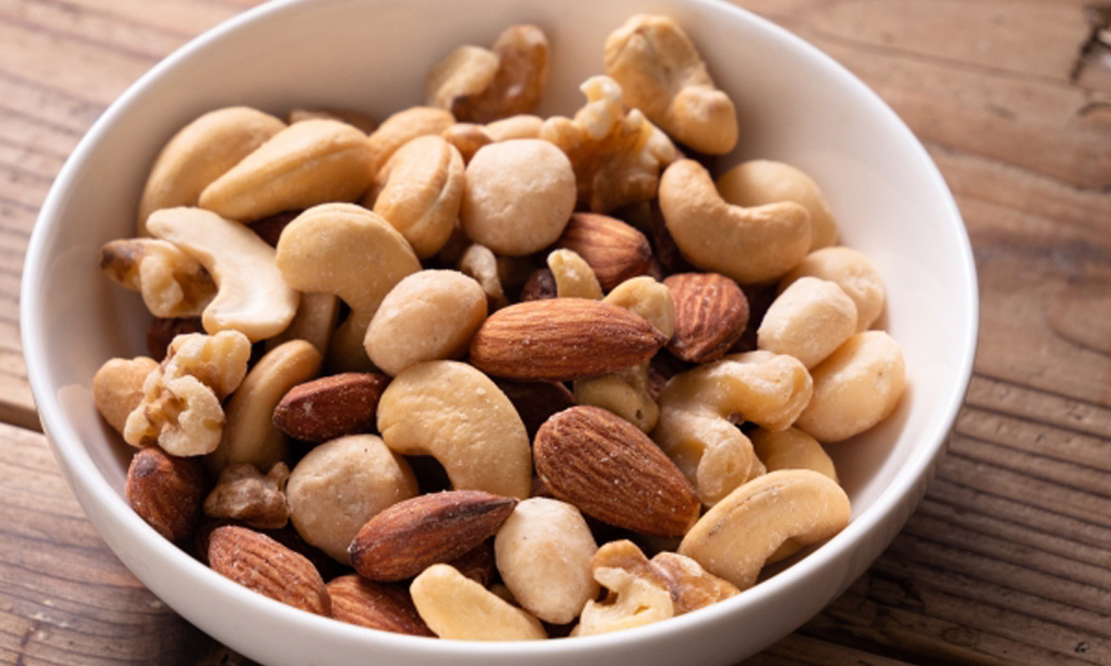 お皿に入った栄養豊富なミックスナッツのイメージ