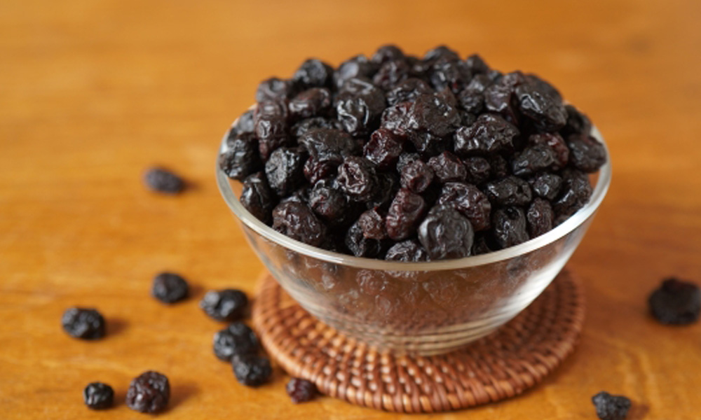 ガラスの器盛り付けられたドライブルーベリーのイメージ