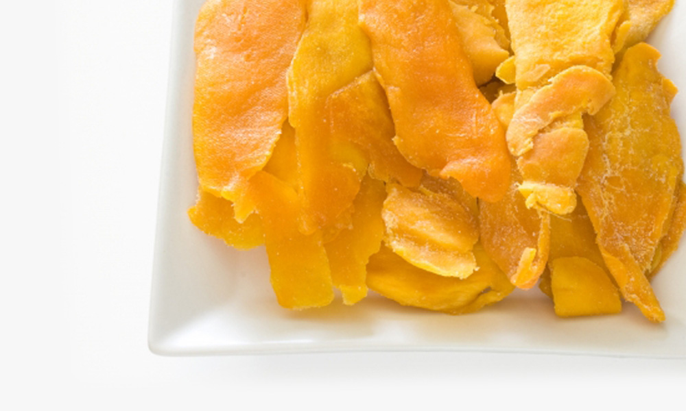 お皿にたっぷり盛られたドライマンゴーのイメージ