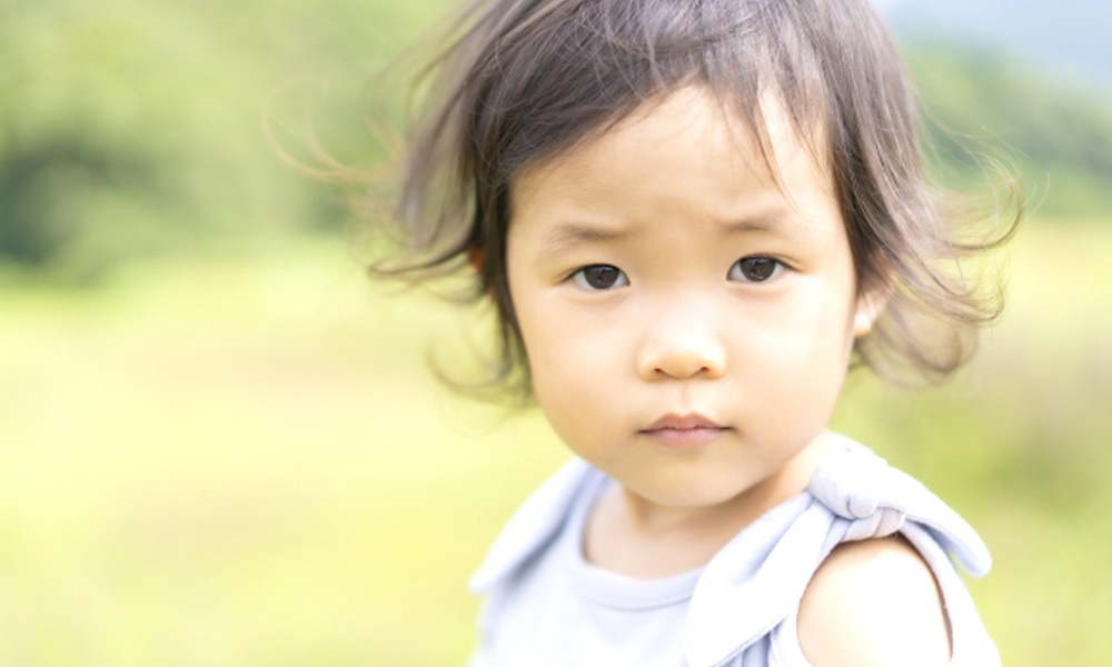 両親を見る子供の女の子のイメージ