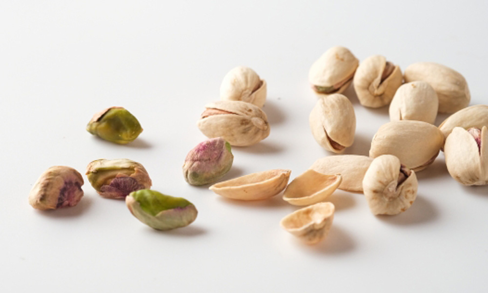 ピスタチオがテーブルにのっているイメージ
