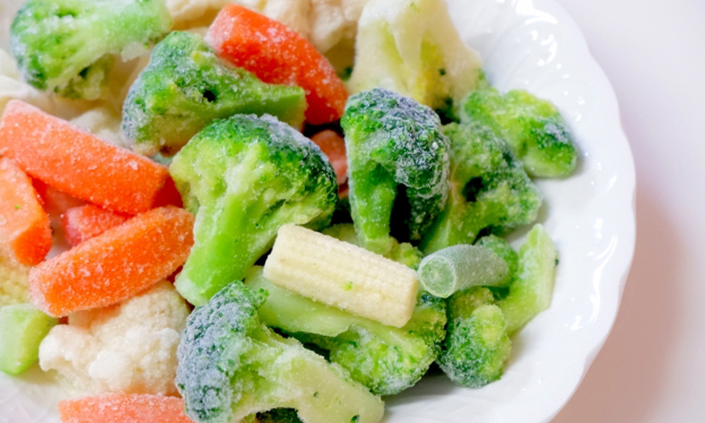 お皿にたっぷりもった解凍前の冷凍野菜