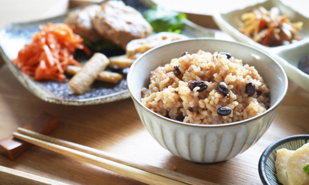 朝食の食卓に雑穀米が並んでいるイメージ