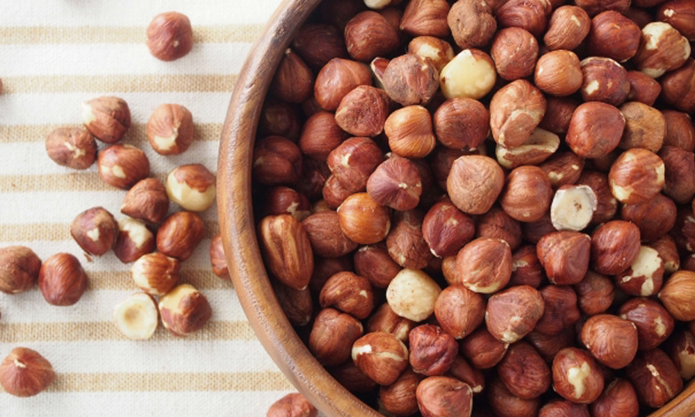 器にたっぷり入ったヘーゼルナッツのイメージ