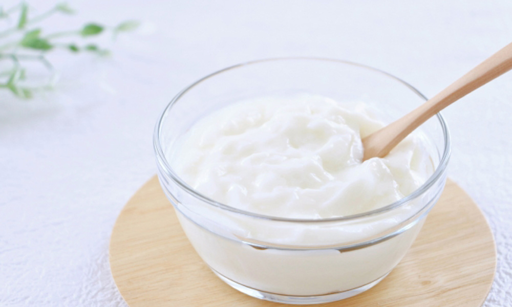 ガラスの器に入ったヨーグルトのイメージ