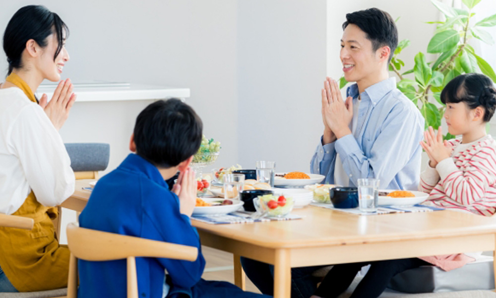 家族4人がダイニングで朝食をとるイメージ