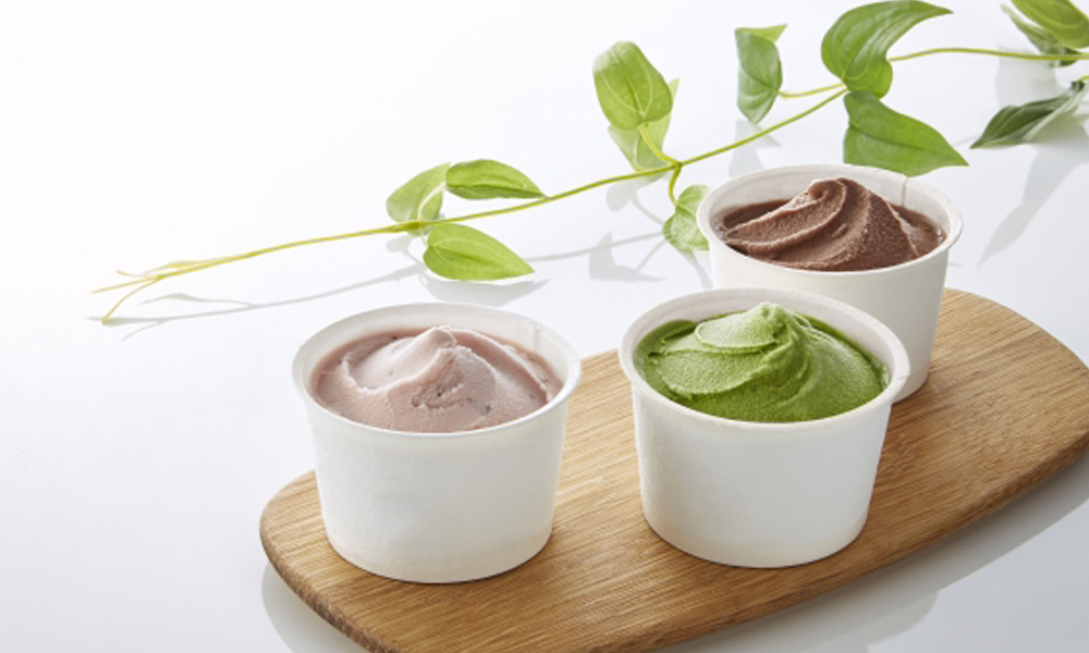 カップにはいった色とりどりのアイスクリームのイメージ