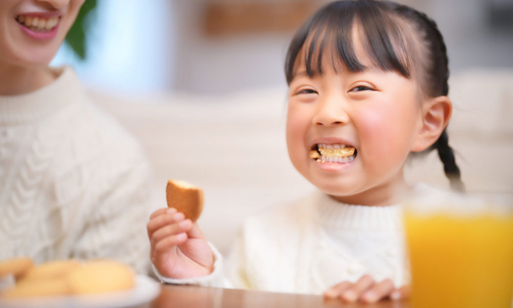 おやつタイムを楽しむ親子のイメージ