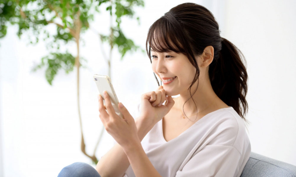スマホで焼き菓子を選ぶイメージ