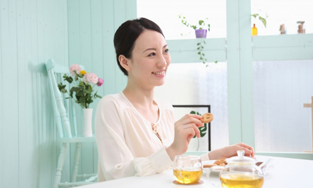 クッキーと紅茶でおやつを楽しむイメージ