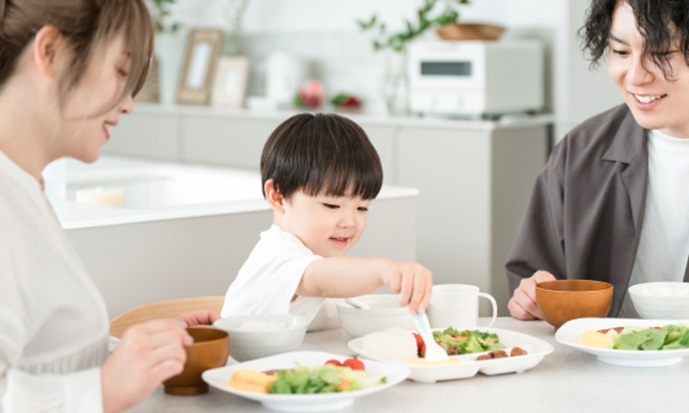 子供と一緒にご飯食べているイメージ
