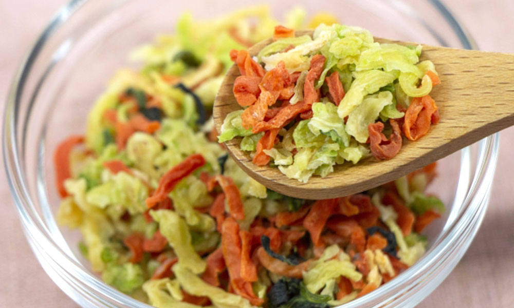 乾燥野菜をスプーンですくっているイメージ