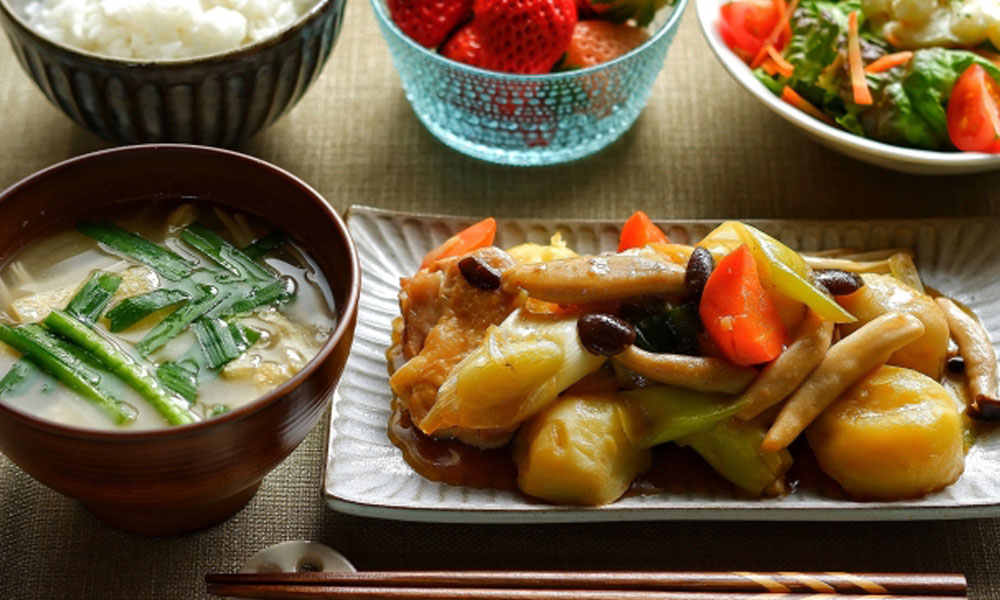野菜を使った食事のイメージ