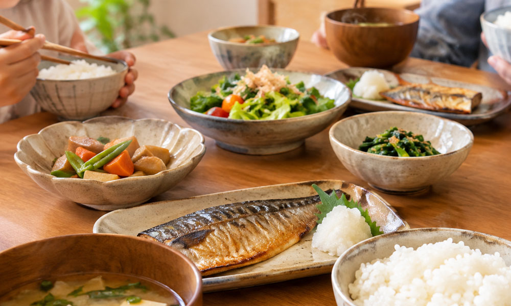 家族で囲む温かな和食の食卓