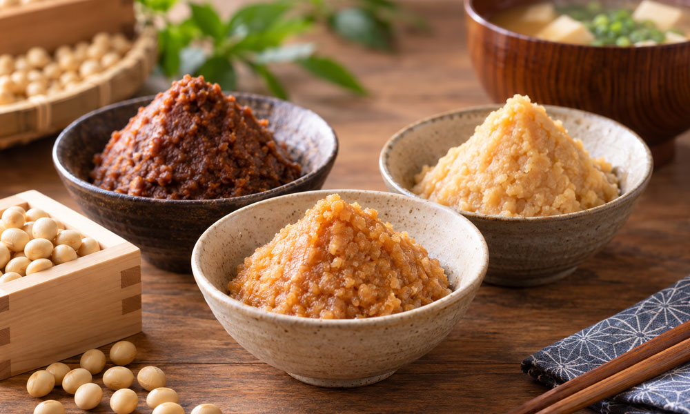 大豆と米麹、色の異なる味噌を器に盛り付けた様子