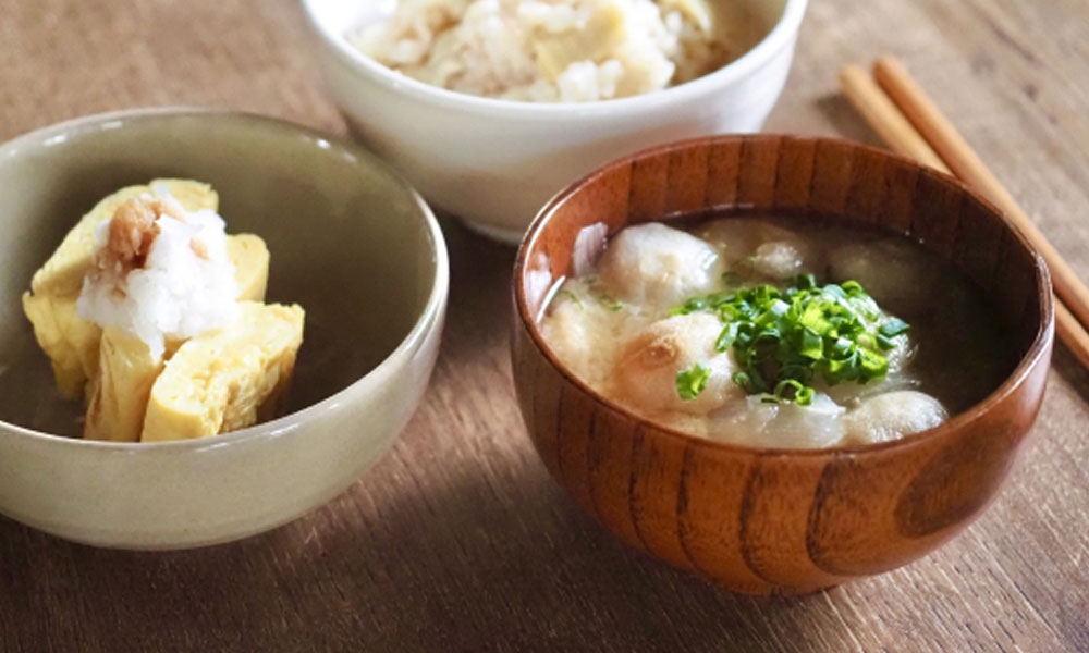味噌汁も並べた和食の食卓